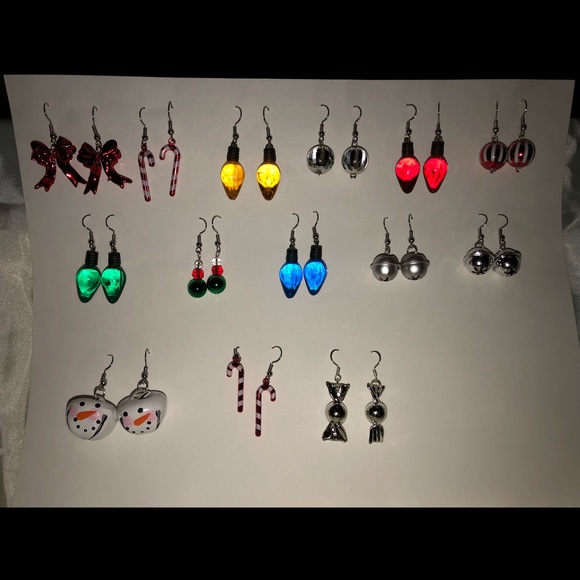 Red Bow Christmas earrings Fun & Festive NEW - Picture 4 of 5